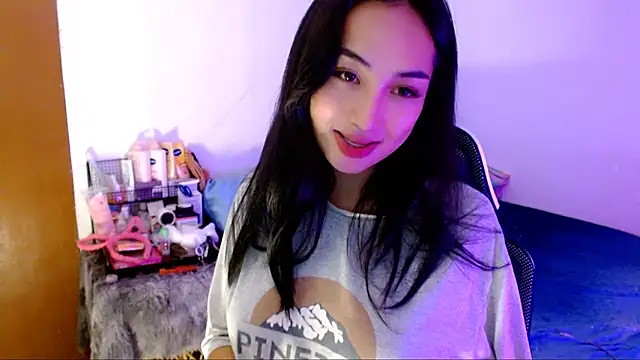 Snapshot of SweetLilly_18 chatting on October 12, 2025, 2:13 am SweetLilly 18 online show from October 12, 2025, 2:13 am