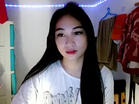 Snapshot of SweetLilly_18 chatting on March 14, 2025, 2:20 am SweetLilly 18 online show from March 14, 2025, 2:20 am