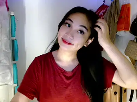 Snapshot of SweetLilly_18 chatting on March 13, 2025, 6:16 am SweetLilly 18 online show from March 13, 2025, 6:16 am