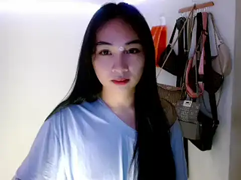 Snapshot of SweetLilly_18 chatting on March 10, 2025, 12:50 am SweetLilly 18 online show from March 10, 2025, 12:50 am