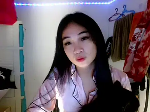 Snapshot of SweetLilly_18 chatting on March 15, 2025, 3:06 pm SweetLilly 18 online show from March 15, 2025, 3:06 pm