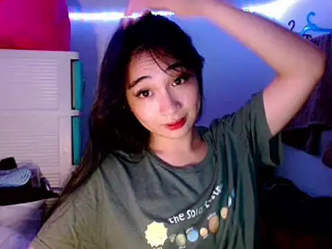 Snapshot of SweetLilly_18 chatting on March 18, 2025, 3:44 pm SweetLilly 18 online show from March 18, 2025, 3:44 pm