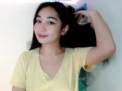 Snapshot of SweetLilly_18 chatting on February 1, 2025, 11:42 am SweetLilly 18 online show from February 1, 2025, 11:42 am