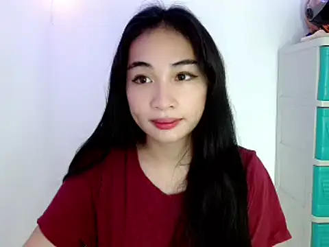 Snapshot of SweetLilly_18 chatting on February 7, 2025, 3:34 am SweetLilly 18 online show from February 7, 2025, 3:34 am