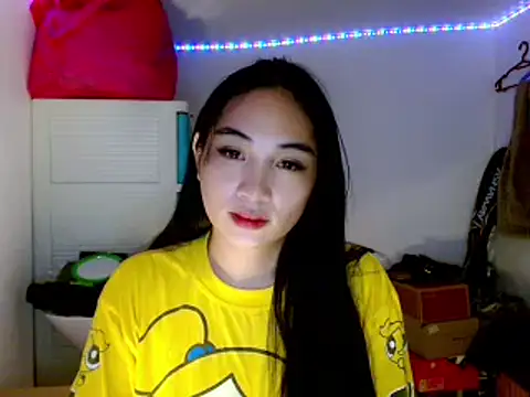 Snapshot of SweetLilly_18 chatting on March 17, 2025, 2:56 pm SweetLilly 18 online show from March 17, 2025, 2:56 pm