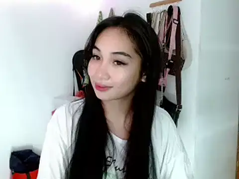 Snapshot of SweetLilly_18 chatting on February 18, 2025, 11:33 am SweetLilly 18 online show from February 18, 2025, 11:33 am