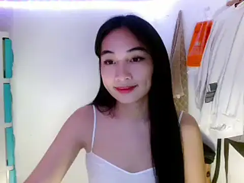 Snapshot of SweetLilly_18 chatting on March 12, 2025, 2:20 am SweetLilly 18 online show from March 12, 2025, 2:20 am