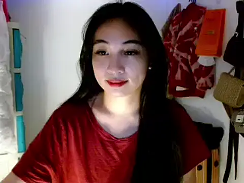 Snapshot of SweetLilly_18 chatting on March 13, 2025, 2:38 am SweetLilly 18 online show from March 13, 2025, 2:38 am