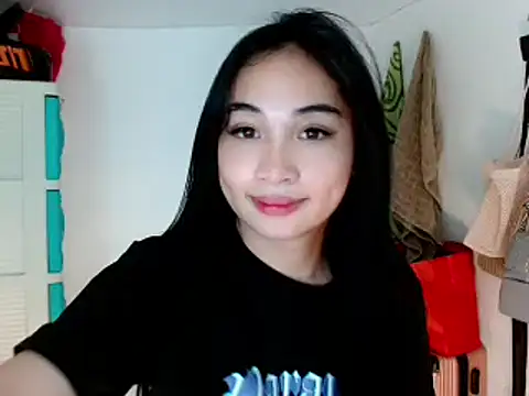 Snapshot of SweetLilly_18 chatting on February 20, 2025, 5:23 am SweetLilly 18 online show from February 20, 2025, 5:23 am