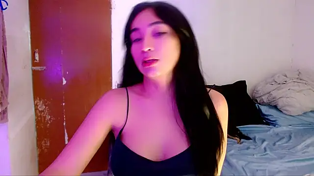 Snapshot of SweetLilly_18 chatting on September 24, 2025, 12:18 am SweetLilly 18 online show from September 24, 2025, 12:18 am