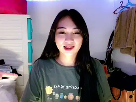 Snapshot of SweetLilly_18 chatting on March 18, 2025, 6:50 pm SweetLilly 18 online show from March 18, 2025, 6:50 pm