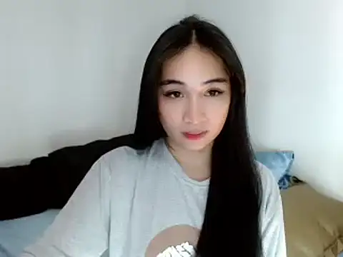 Snapshot of SweetLilly_18 chatting on February 21, 2025, 3:56 am SweetLilly 18 online show from February 21, 2025, 3:56 am