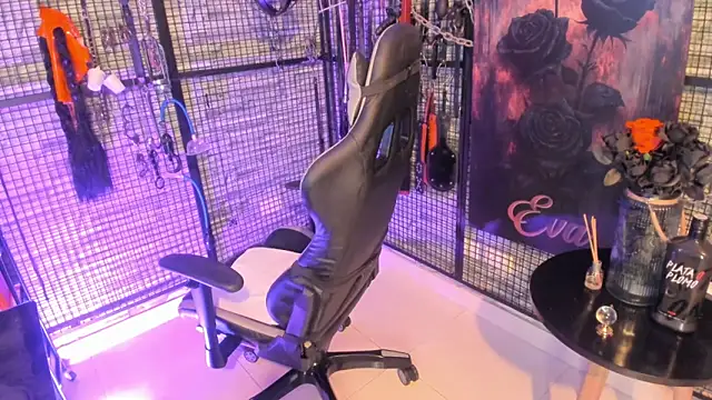 Snapshot of EVA_BDSM chatting on December 3, 2025, 10:42 pm EVA BDSM online show from December 3, 2025, 10:42 pm