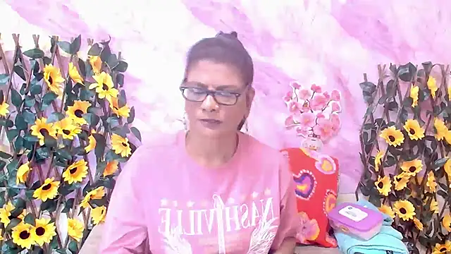 Snapshot of IndianAllure chatting on December 22, 2025, 5:29 am IndianAllure online show from December 22, 2025, 5:29 am