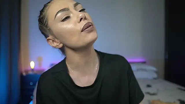 Snapshot of TiffanyPierce chatting on February 4, 2026, 9:10 pm TiffanyPierce online show from February 4, 2026, 9:10 pm