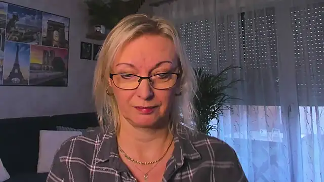 vanessa chat online show from December 16, 2025, 2:21 pm