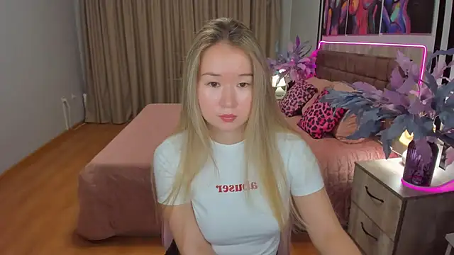 Snapshot of PollyOcean chatting on November 7, 2025, 9:47 am PollyOcean online show from November 7, 2025, 9:47 am