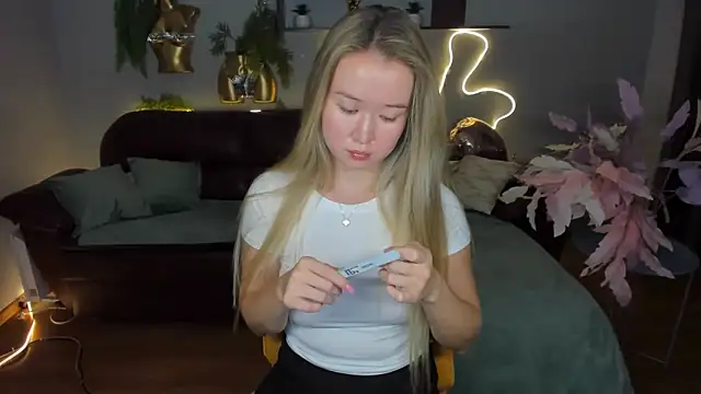 Snapshot of PollyOcean chatting on October 24, 2025, 10:47 am PollyOcean online show from October 24, 2025, 10:47 am