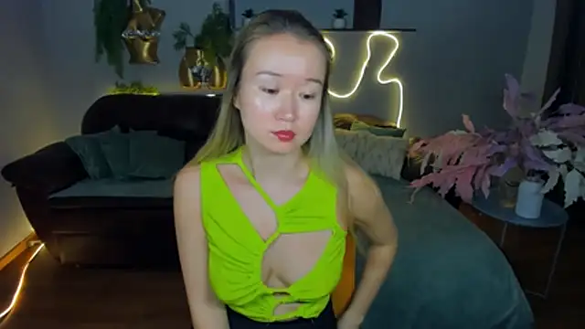 Snapshot of PollyOcean chatting on November 12, 2025, 5:44 am PollyOcean online show from November 12, 2025, 5:44 am