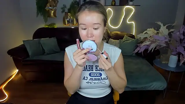 Snapshot of PollyOcean chatting on December 5, 2025, 9:52 am PollyOcean online show from December 5, 2025, 9:52 am