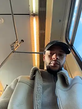 Lionayowe online show from April 15, 2026, 4:44 pm