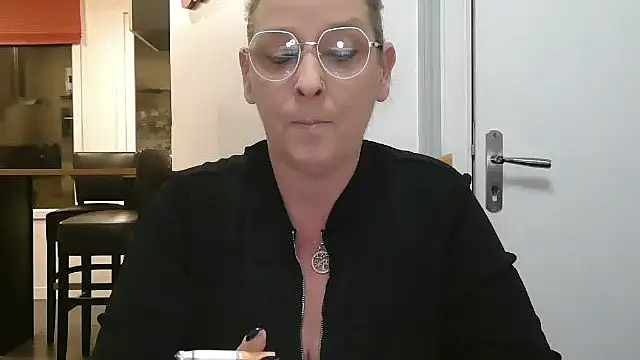 Snapshot of lilie69 chatting on November 26, 2025, 5:57 pm lilie69 online show from November 26, 2025, 5:57 pm