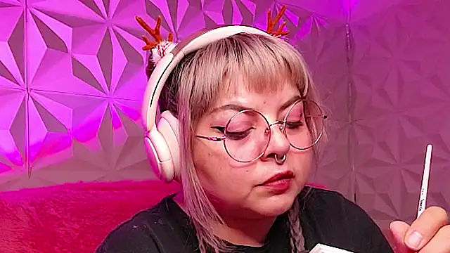 Snapshot of Satyn_doll chatting on December 3, 2025, 12:23 am Satyn doll online show from December 3, 2025, 12:23 am