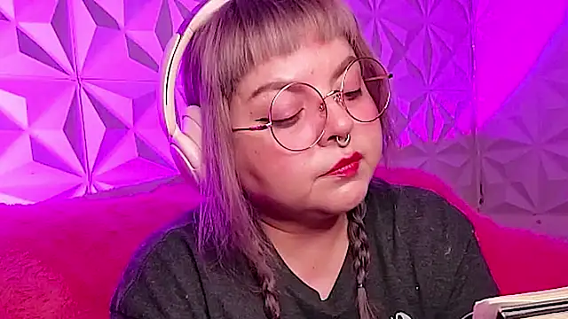 Snapshot of Satyn_doll chatting on November 2, 2025, 10:15 pm Satyn doll online show from November 2, 2025, 10:15 pm