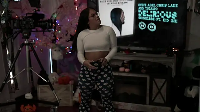 Nikki Torres online show from September 24, 2025, 12:29 am