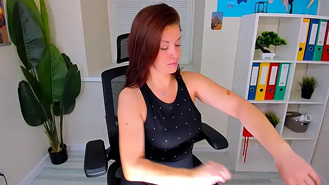 Snapshot of AnaMills chatting on November 19, 2025, 10:15 am AnaMills online show from November 19, 2025, 10:15 am