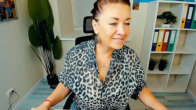 Snapshot of AnaMills chatting on September 19, 2025, 10:19 am AnaMills online show from September 19, 2025, 10:19 am