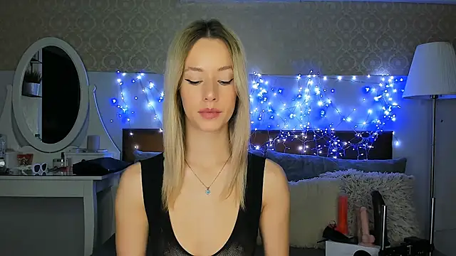 Snapshot of MiaBeeXX chatting on October 29, 2025, 11:31 am MiaBeeXX online show from October 29, 2025, 11:31 am