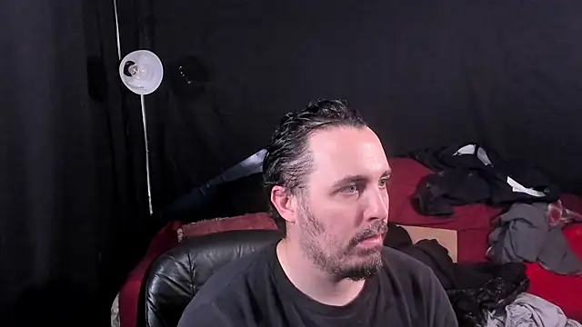 Snapshot of Metalstud chatting on December 17, 2025, 3:55 am Metalstud online show from December 17, 2025, 3:55 am