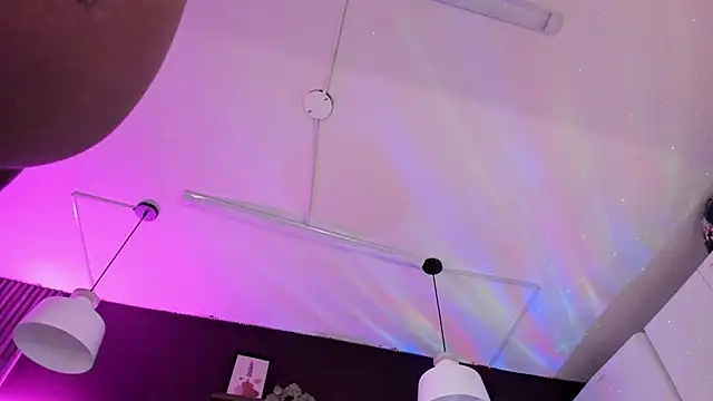 Snapshot of Inndrahot chatting on December 5, 2025, 4:00 am Inndrahot online show from December 5, 2025, 4:00 am