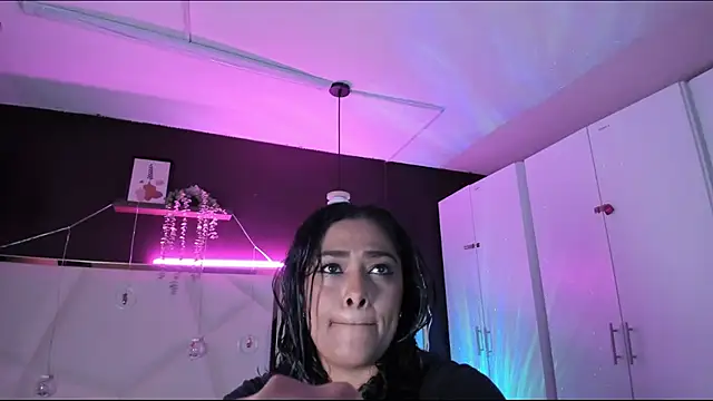 Snapshot of Inndrahot chatting on December 16, 2025, 3:44 am Inndrahot online show from December 16, 2025, 3:44 am