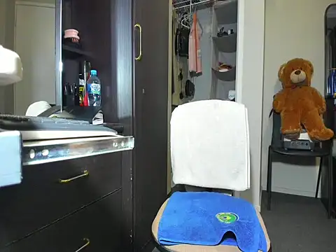 Angelchezcka online show from April 7, 2026, 6:48 am