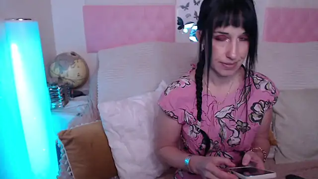 -carla- online show from November 11, 2025, 6:08 am