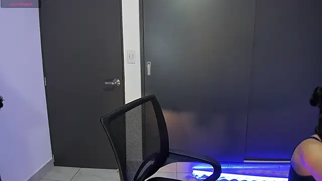 Snapshot of MeganWhite3 chatting on December 4, 2025, 5:17 am MeganWhite3 online show from December 4, 2025, 5:17 am