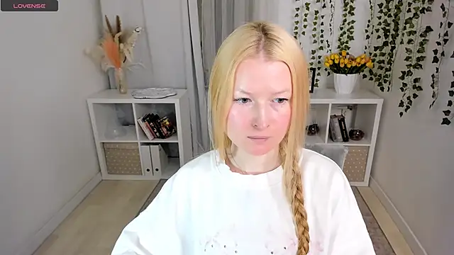 Laly Peach online show from April 23, 2026, 11:38 am