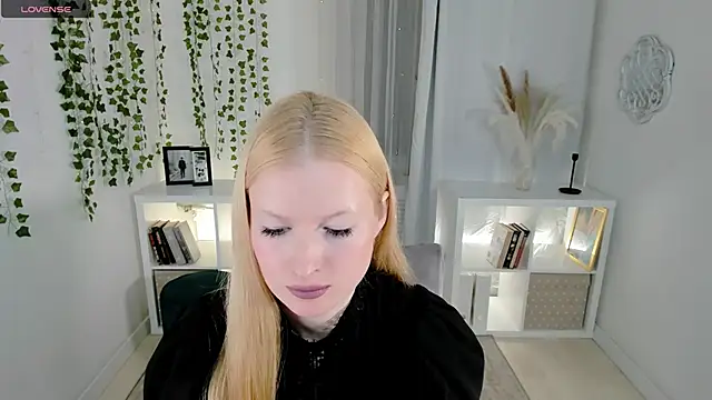 Snapshot of Laly_Peach chatting on November 14, 2025, 12:31 pm Laly Peach online show from November 14, 2025, 12:31 pm