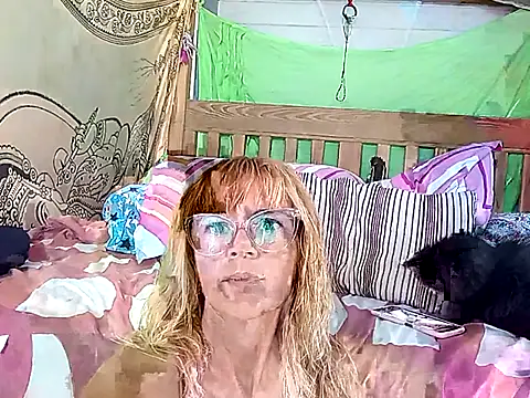 Snapshot of Luna-Natural chatting on March 5, 2025, 5:39 pm Luna-Natural online show from March 5, 2025, 5:39 pm