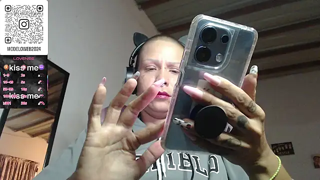 Snapshot of moon_cat85 chatting on March 6, 2025, 1:37 am moon cat85 online show from March 6, 2025, 1:37 am