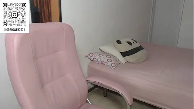 Snapshot of moon_cat85 chatting on February 21, 2025, 12:38 am moon cat85 online show from February 21, 2025, 12:38 am