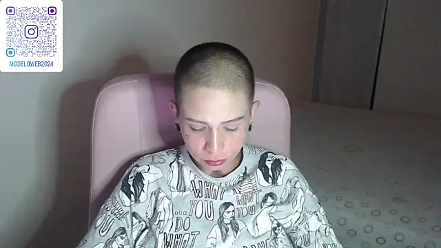 Snapshot of moon_cat85 chatting on February 9, 2025, 2:49 am moon cat85 online show from February 9, 2025, 2:49 am