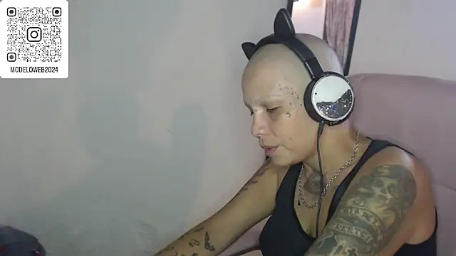 Snapshot of moon_cat85 chatting on March 8, 2025, 10:24 pm moon cat85 online show from March 8, 2025, 10:24 pm