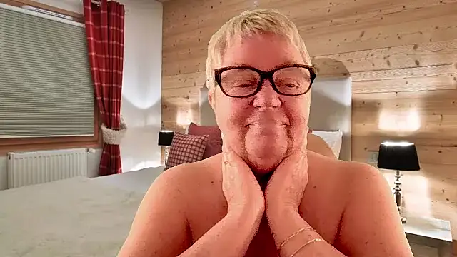 GrannyChrissy68 online show from April 1, 2026, 1:34 pm