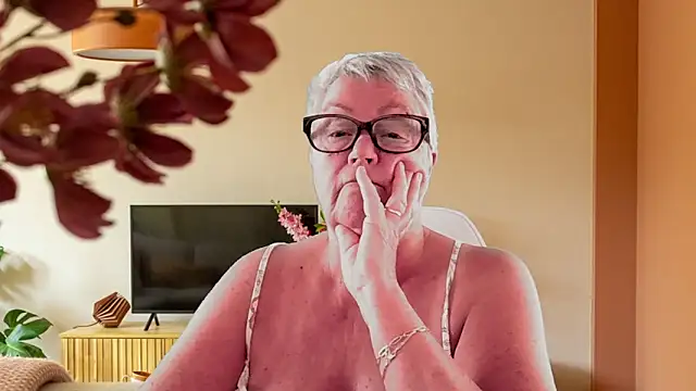 GrannyChrissy68 online show from February 7, 2026, 5:43 pm