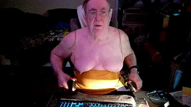 Snapshot of Toastir chatting on December 4, 2025, 10:20 pm Toastir online show from December 4, 2025, 10:20 pm