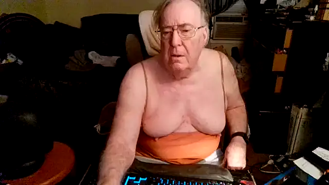 Snapshot of Toastir chatting on November 14, 2025, 4:43 pm Toastir online show from November 14, 2025, 4:43 pm