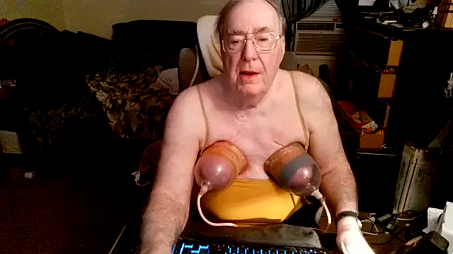 Snapshot of Toastir chatting on December 1, 2025, 4:08 pm Toastir online show from December 1, 2025, 4:08 pm